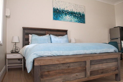 Smugglers Inn Studio Apartments - Surfers Gold Coast 0