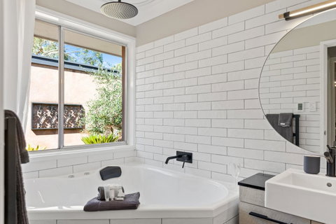 Adelaide Hills Retreats - Surfers Gold Coast 17