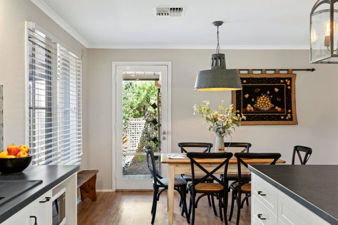 Adelaide Hills Retreats - Surfers Gold Coast 8