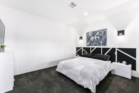 KENNEDY EXECUTIVE TOWNHOUSE - Surfers Gold Coast 2