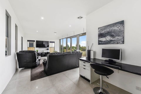 KENNEDY EXECUTIVE TOWNHOUSE - Surfers Gold Coast 16