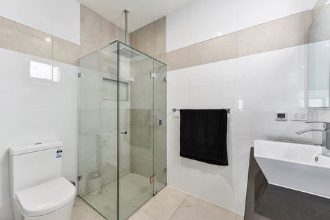 KENNEDY EXECUTIVE TOWNHOUSE - Surfers Gold Coast 7