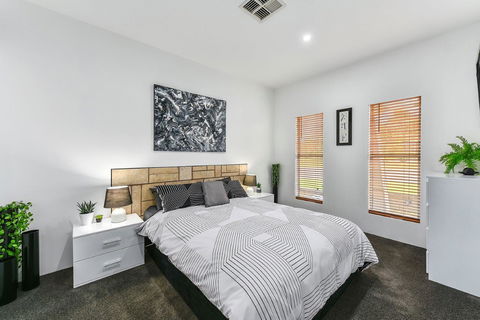 KENNEDY EXECUTIVE TOWNHOUSE - Surfers Gold Coast 4