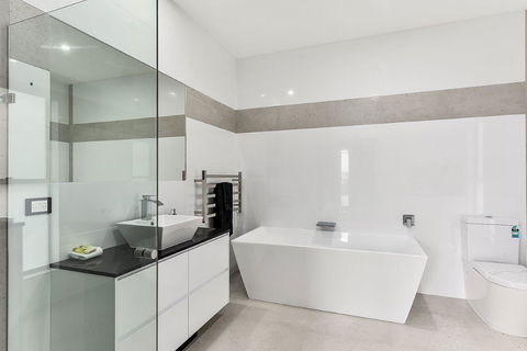 KENNEDY EXECUTIVE TOWNHOUSE - Surfers Gold Coast 1