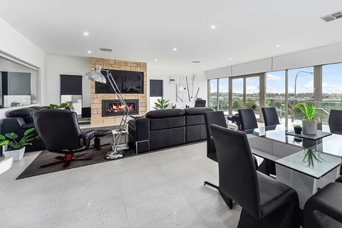 KENNEDY EXECUTIVE TOWNHOUSE - Surfers Gold Coast 19