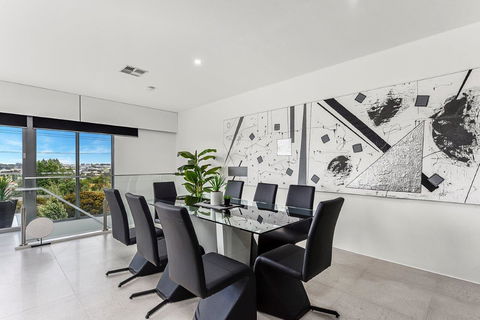 KENNEDY EXECUTIVE TOWNHOUSE - Surfers Gold Coast 10