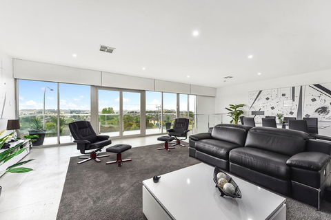 KENNEDY EXECUTIVE TOWNHOUSE - Surfers Gold Coast 13