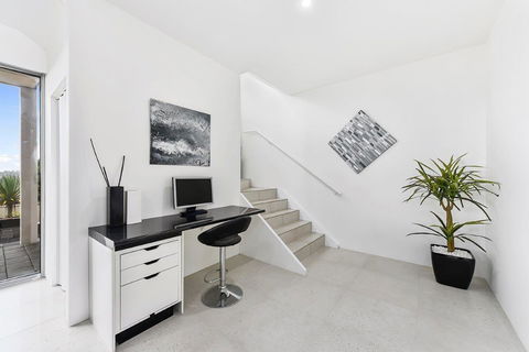 KENNEDY EXECUTIVE TOWNHOUSE - Surfers Gold Coast 8