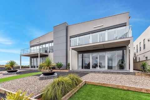 KENNEDY EXECUTIVE TOWNHOUSE - Surfers Gold Coast 15