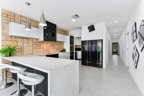 KENNEDY EXECUTIVE TOWNHOUSE - Surfers Gold Coast 6