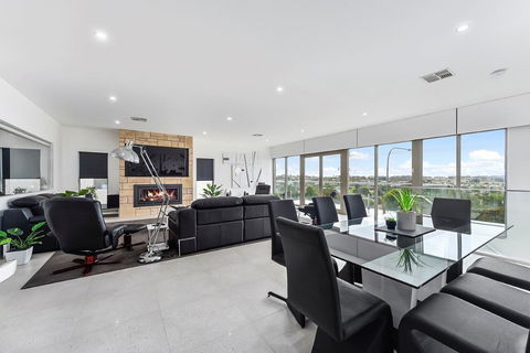 KENNEDY EXECUTIVE TOWNHOUSE - Surfers Gold Coast 3