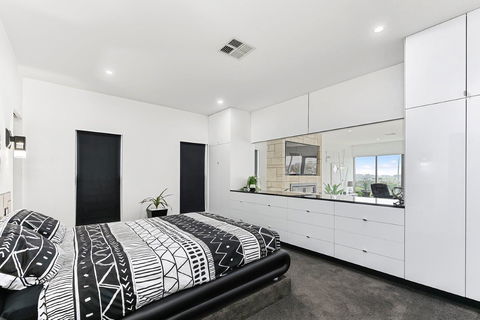 KENNEDY EXECUTIVE TOWNHOUSE - Surfers Gold Coast 11