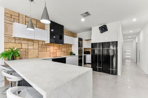 KENNEDY EXECUTIVE TOWNHOUSE - Surfers Gold Coast 12