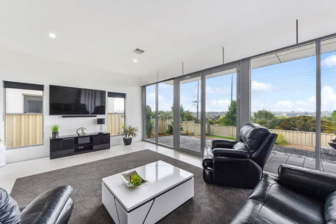 KENNEDY EXECUTIVE TOWNHOUSE - Surfers Gold Coast 18