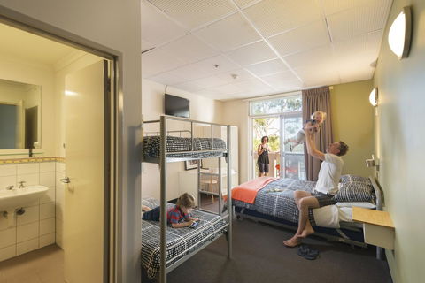 YHA Adelaide Central - Surfers Gold Coast 37