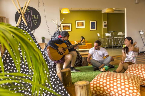 YHA Adelaide Central - Surfers Gold Coast 26