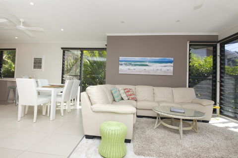 Boom 6 Boomerang Beach - Surfers Gold Coast 1