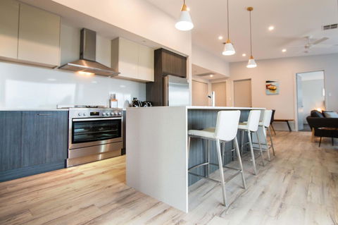 Wellington Lake Retreat - Surfers Gold Coast 1