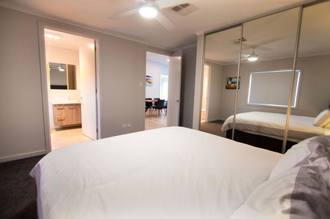 Wellington Lake Retreat - Surfers Gold Coast 12