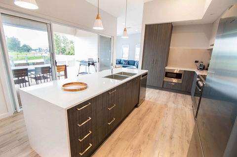 Wellington Lake Retreat - Surfers Gold Coast 3