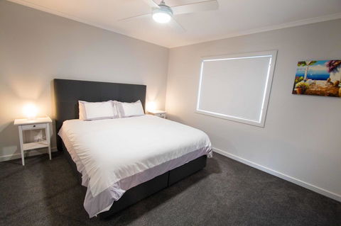 Wellington Lake Retreat - Surfers Gold Coast 11