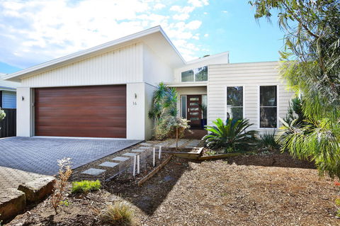 Calming Waters - Pet Friendly - Community Pool - Surfers Gold Coast 38