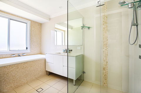 Calming Waters - Pet Friendly - Community Pool - Surfers Gold Coast 23