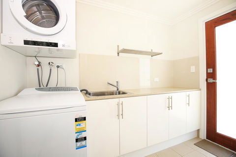 Calming Waters - Pet Friendly - Community Pool - Surfers Gold Coast 24