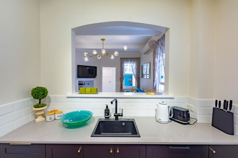Heritage Townhouse Near Harbour Bridge - Surfers Gold Coast 13