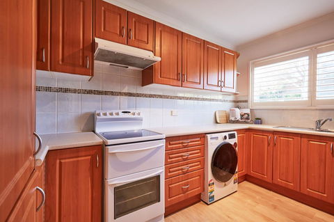 Bright And Spacious Family Home With Leafy Deck - Surfers Gold Coast 17