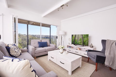 Bright And Spacious Family Home With Leafy Deck - Surfers Gold Coast 3