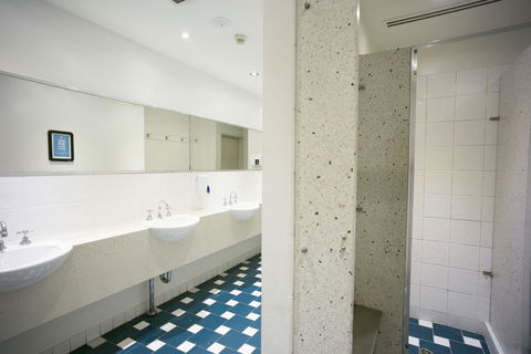 YHA Sydney Central - Surfers Gold Coast 18