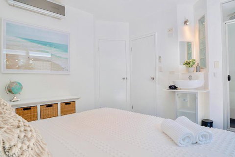 Hastings By The Sea - Surfers Gold Coast 3