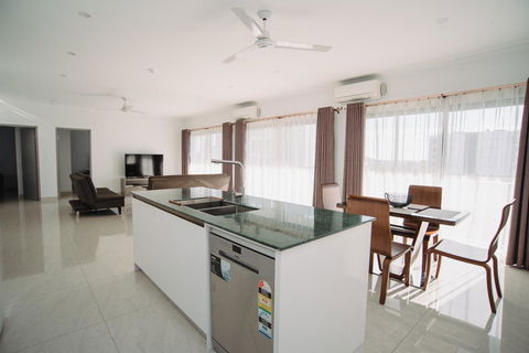 Darwin City Hotel - Surfers Gold Coast 8