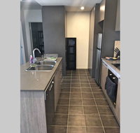 Bright Modern Stylish - Top Floor Apt - Woden - Surfers Gold Coast