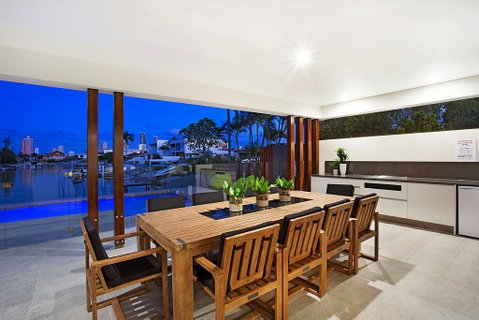 C'est La Vie - Surfers Gold Coast 2