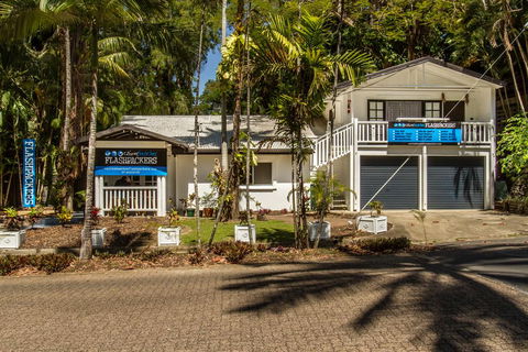 Cairns Beaches Flashpackers - Surfers Gold Coast 0