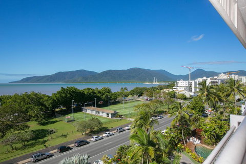 Cairns Luxury Waterfront Apartment - Surfers Gold Coast 1