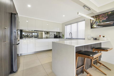 CANAL HOME NEAR MOOLOOLABA - Surfers Gold Coast 3