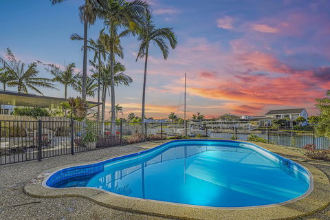 CANAL HOME NEAR MOOLOOLABA - Surfers Gold Coast 1