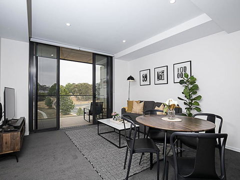 CANBERRA CHIC-hosted By:L'Abode Accommodation - Surfers Gold Coast 0