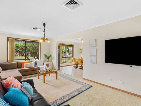 CAPEL Family Home, Large Yard, Close To Beach - Surfers Gold Coast 3