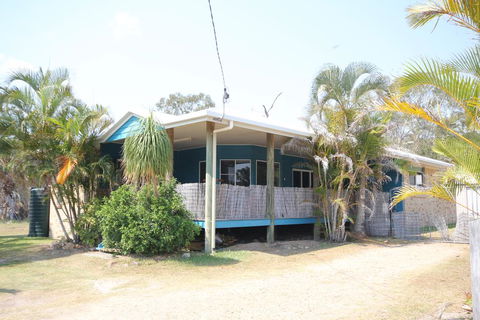 CASTAWAY BEACH HOUSE - Surfers Gold Coast 0