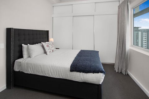 City-Centre Apartment With River Views And Balcony - Surfers Gold Coast 1