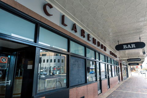 Clarendon Hotel - Surfers Gold Coast 1