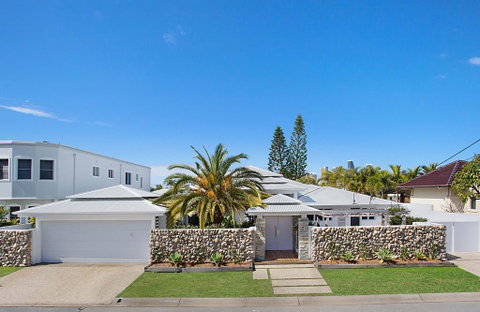 Coastal Elegance - Surfers Gold Coast 0