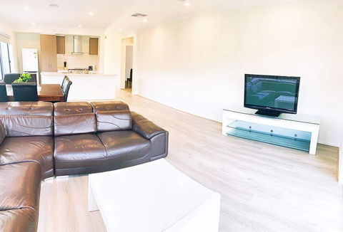 Comfortable 4BR 2Bath House Tarneit Melbourne - Surfers Gold Coast 2