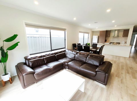 Comfortable 4BR 2Bath House Tarneit Melbourne - Surfers Gold Coast 0