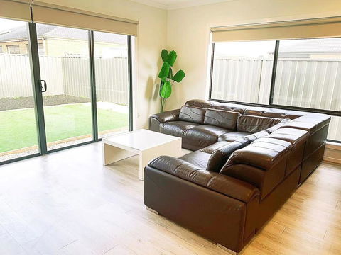 Comfortable 4BR 2Bath House Tarneit Melbourne - Surfers Gold Coast 1