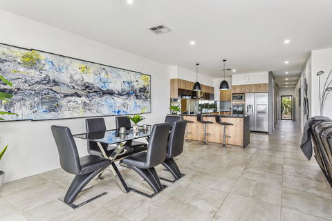 CONROE EXECUTIVE TOWNHOUSE - MODERN & STYLISH - Surfers Gold Coast 2